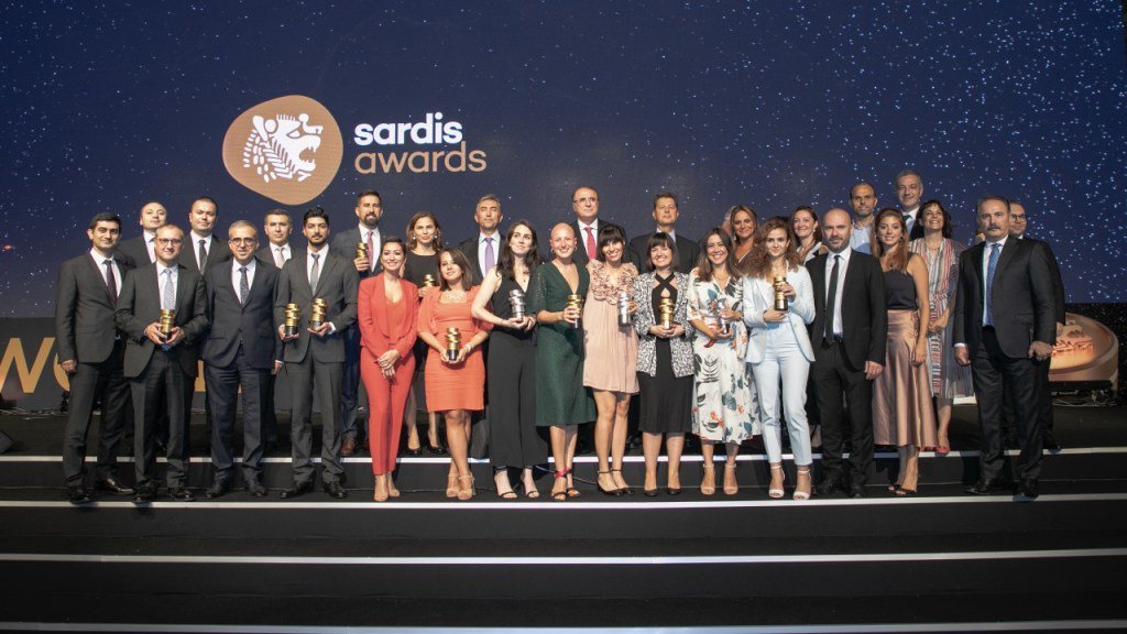 SardisAwards's tweet photo. Finans sektörünün en iyilerini belirlemek üzere yola çıkan Sardis Ödülleri'nin ilk yılının kazananları belli oldu. 
Sardis Büyük Ödülü’nü ''VakıfBank Spor Kulübü'' projesiyle @VakifBank kazandı. #Sardis19 https://t.co/3pogO67Opi