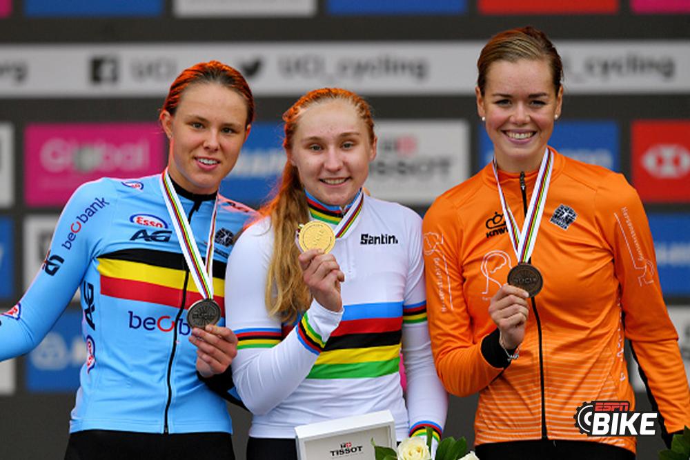 ESPNCiclismo's tweet photo. #CICLISMOxESPN ¡Megan #Jastrab campeona! La estadounidense se quedó con la prueba de ruta femenina junior. Julie #DeWilde y Lieke #Nooijen completaron el podio, mientras que las colombianas Carolina #Vargas y Daniela #Soler finalizaron en los puestos 68 y 70. 🇺🇸🥇 https://t.co/Q9TQ54BhaF