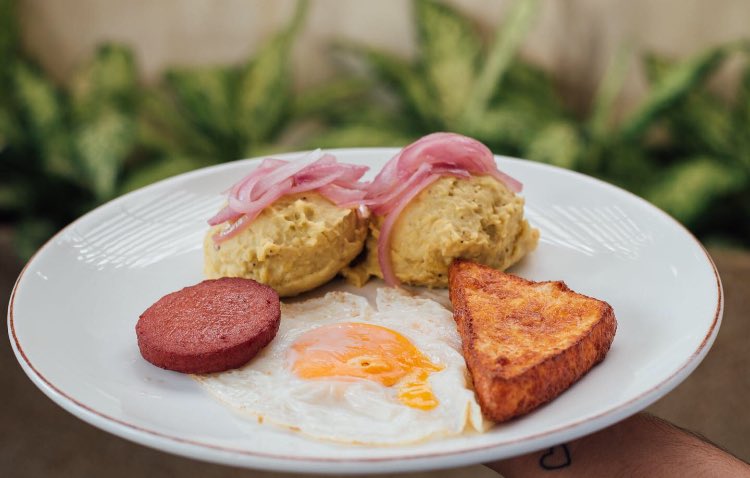 scorycafe's tweet photo. Tradicional Tres golpes 😍 ¡Buen provecho!
---
#tresgolpes #mangu #salami #yummy #foodporn #delicious #scorycafe #santiago #cibao #republicadominicana #desayuno #breakfast #rd https://t.co/jrlhEAcGAm