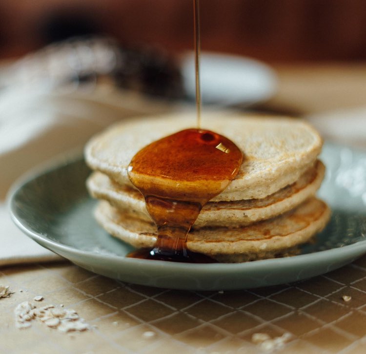 la_cafeteriard's tweet photo. ¿Eres de los que les gusta desayunar saludable? nuestros Oats Pancake son perfectos para ti 🍯 Tres esponjosos pancakes hechos a base de avena acompañados de syrup sin azúcar.
---
#pancakes #oats #healthy #yummy #breakfast #desayuno #morning #foodporn #lacafeteria #bysquare1 https://t.co/eRgoWY5CD7
