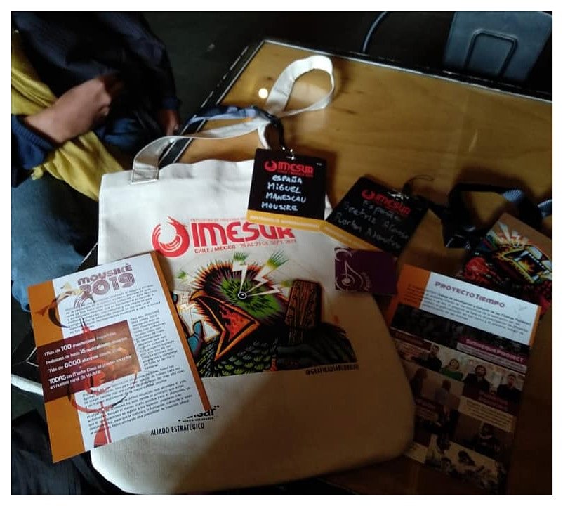 SimbequeMusic's tweet photo. ¡ CHILE ! ✈️
Con @MousikLaLaguna en la feria internacional de Música #IMESUR!!
🌱Simbeque, semilla que germina
https://t.co/zVKMX2bRjC
#Chile #Simbequeproject #MousikeXAniversario #Music #Cultura #DeCanariasAlMundo https://t.co/IAOBoBp8YG