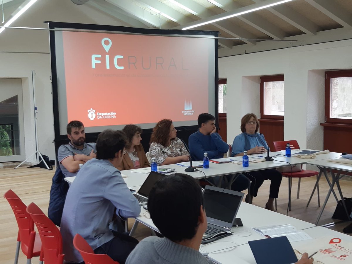 PopularesStgo's tweet photo. A nos compañeira #AnaSabel asistiu hoxe a unha mesa redonda na que se falou das demandas das #asociaciónsdeveciños do #rural, como inicio para unha discusión pública entre as forzas políticas con representación municipal e sentar as bases dun pacto polo rural https://t.co/wpyP1uZAIt
