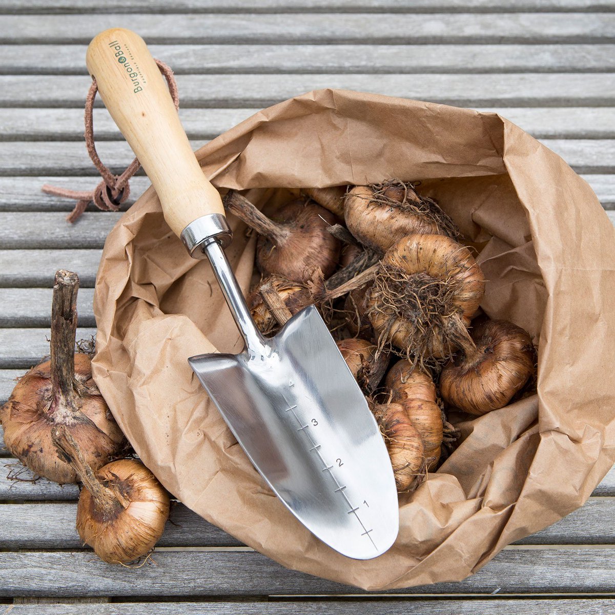 burgonandball's tweet image. It&apos;s a #FreebieFriday! It&apos;s time to get spring bulbs in the ground, and to help you with your planting, we&apos;re giving away a @the_RHS-endorsed transplanter &amp;amp; a comfy Kneelo memory foam #garden kneeler. Like this post &amp;amp; RT to enter (sorry, UK only). Ends 5pm today. #win #giveaway