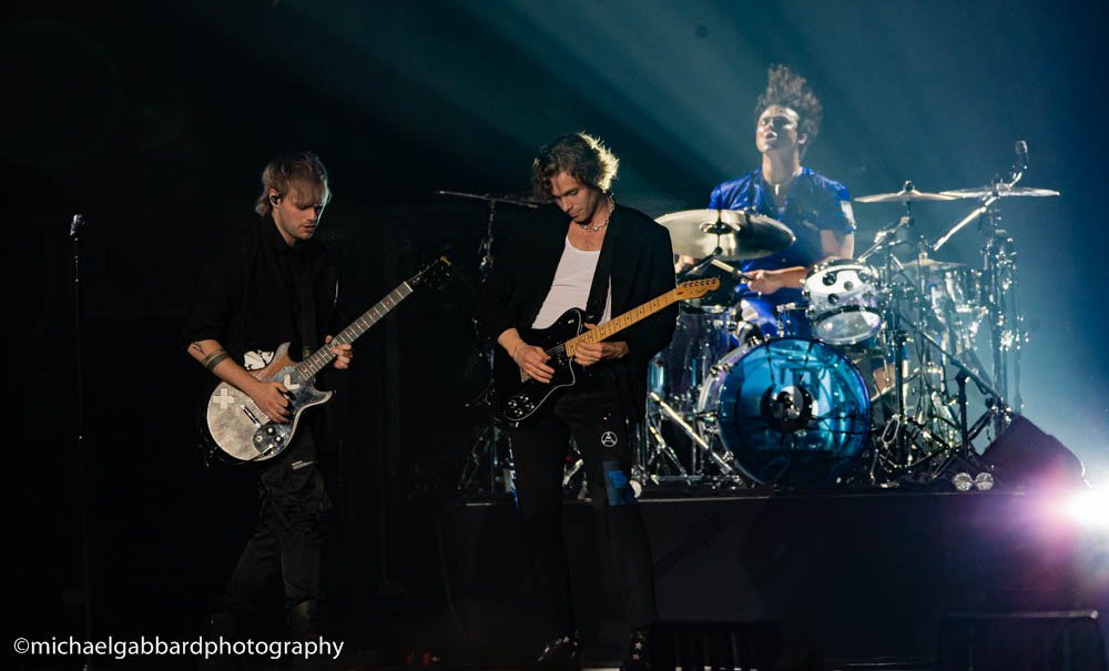 5SOSDATESLAT's tweet photo. HQ | Michael, Luke y Ashton en el primer show del #WWJTOUR en Cincinnati!
📷: Michael Gabbard Photography
#WWJCincinnati https://t.co/VbEnqb6S6d