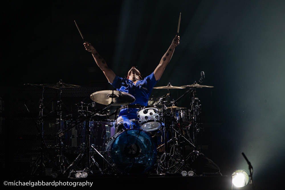 5SOSDATESLAT's tweet photo. HQ | Ashton en el primer show del #WWJTOUR en Cincinnati!
📷: Michael Gabbard Photography
#WWJCincinnati https://t.co/0eZ8TMo0fL