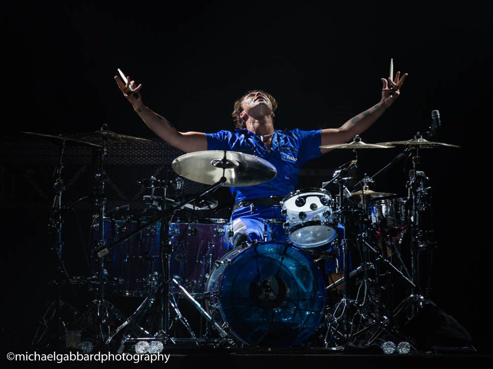 5SOSDATESLAT's tweet photo. HQ | Ashton en el primer show del #WWJTOUR en Cincinnati!
📷: Michael Gabbard Photography
#WWJCincinnati https://t.co/0eZ8TMo0fL