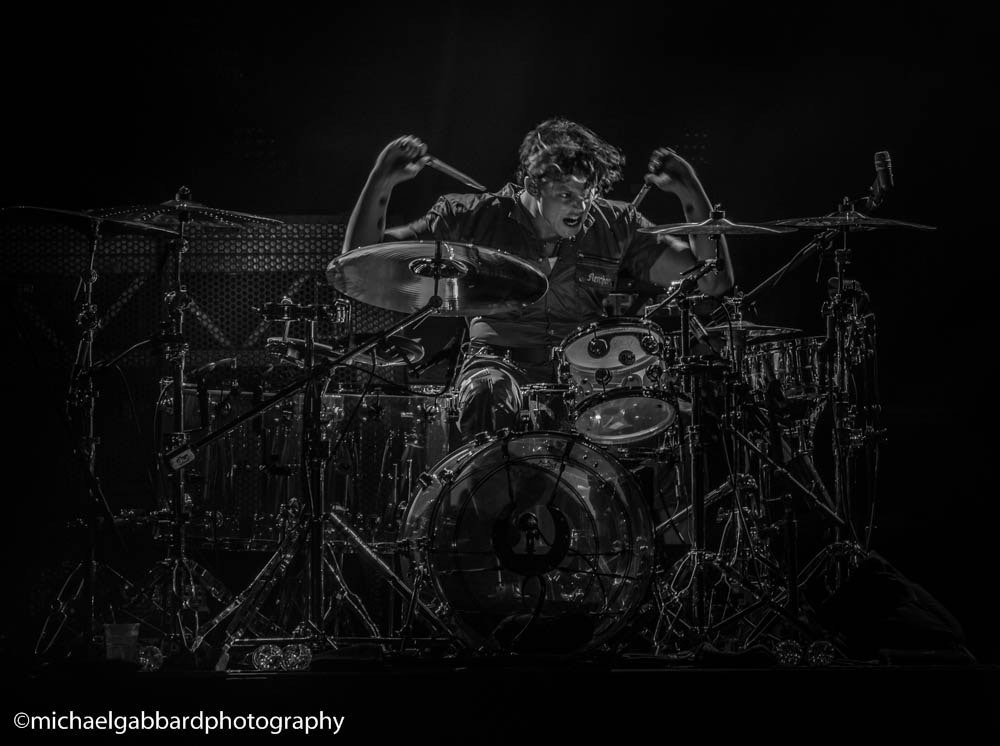 5SOSDATESLAT's tweet photo. HQ | Ashton, Calum y Luke en el primer show del #WWJTOUR en Cincinnati!
📷: Michael Gabbard Photography
#WWJCincinnati https://t.co/aIhIdQhJAr