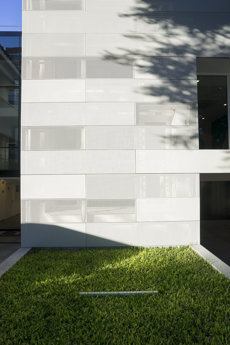 HDLatam's tweet photo. La Clínica del Golf nace del reciclaje de una residencia en #Montevideo - Para las #fachadas eligieron nuestro #Screenpanel dando prioridad a la transparencia / Los cielos #Tile #LayIn revisten el interior
#ObraHunterDouglas de @bgarquitectosuy https://t.co/zVqHdVig26 https://t.co/2irPp5DQnH