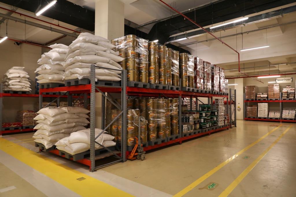 ekrem_imamoglu's tweet photo. İstanbul Lojistik Destek Merkezimiz afet durumunda 200 bin kişiye yemek sağlayabilen önemli ve iyi organize olmuş bir merkez. Bu tesisin kuruluşunda emeği geçen yöneticilere teşekkürler. Anadolu yakasında da benzer bir lojistik destek merkezi kuracağız. https://t.co/NXJMjork2H