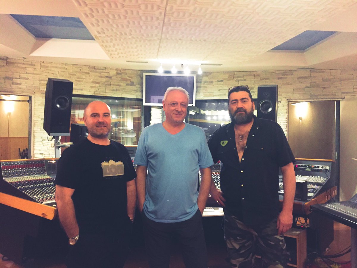 Sesión con #NightLifeBoulevard, haciendo un homenaje al igualmente grande #MiguelRíos. Si tenéis ocasión de verlos en directo, ¡no la perdáis! ¡#FelizFinDeSemana everyone! 🙂
#recordingstudio #music #rockandroll #amsneve