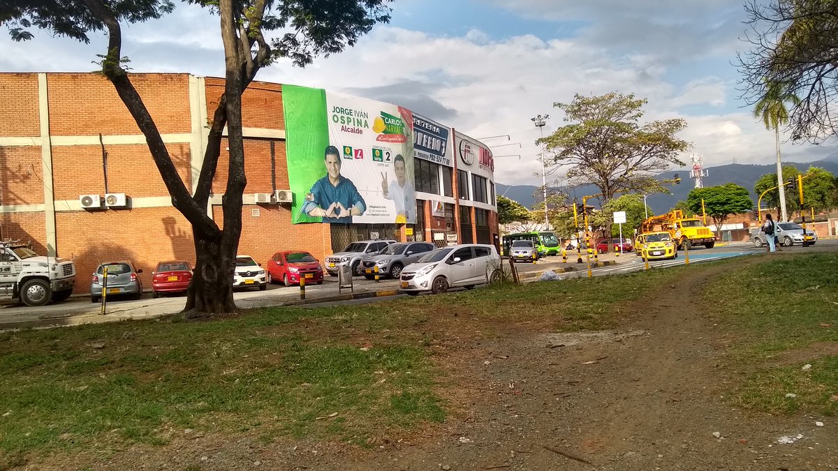 Ronaldgcali's tweet photo. @AlcaldiaDeCali  esto si se puede hacer? No es contaminación visual? https://t.co/rc5fwm8knP