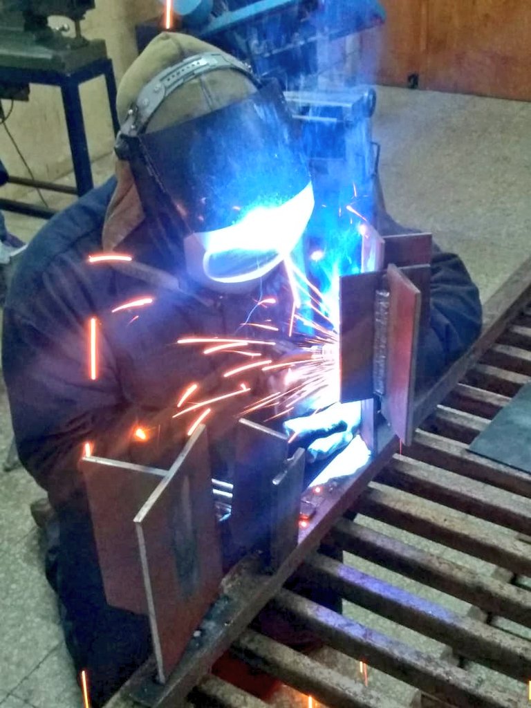 pba_ADIMRA's tweet photo. Curso de #Soldadura industrial MIG MAG en el #CFP40 de #Olavarria.
@ADIMRA_provBSAS con el compromiso en el aprendizaje de los oficios #Metalúrgicos
#ADIMRAFederal #ProvBsAs #competitividad #IndustriaNacional https://t.co/dKLpqzCCHA