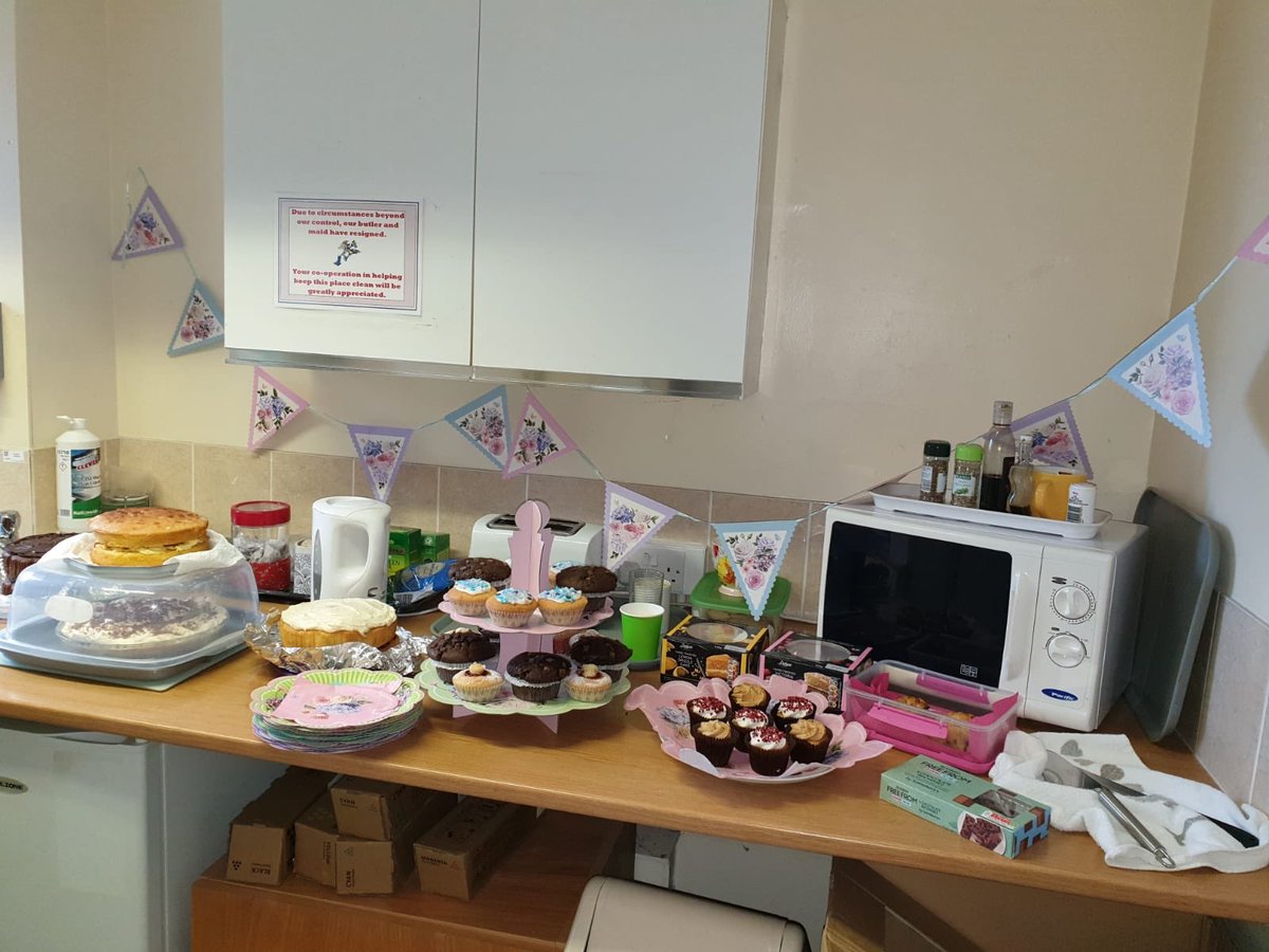 rheumconnect's tweet photo. Raising money for Macmillan today in the department.
Thinking very especially of Sarah and Di today.@TorbaySDevonNHS @macmillancoffee @macmillancancer https://t.co/di1eq4ta5w
