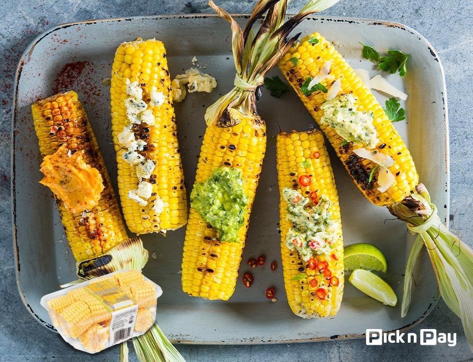 PnPVanderbijl's tweet photo. Celebrate in true South African Style with mielies on the braai🌽
Add butter &amp; #aromat for full flavored goodness👌

#PnPSummerSorted #pnp #proudlysa #southafrican #corn #sarecipes #africanfood #braaiday #heritageday https://t.co/o2DoIo0SEd