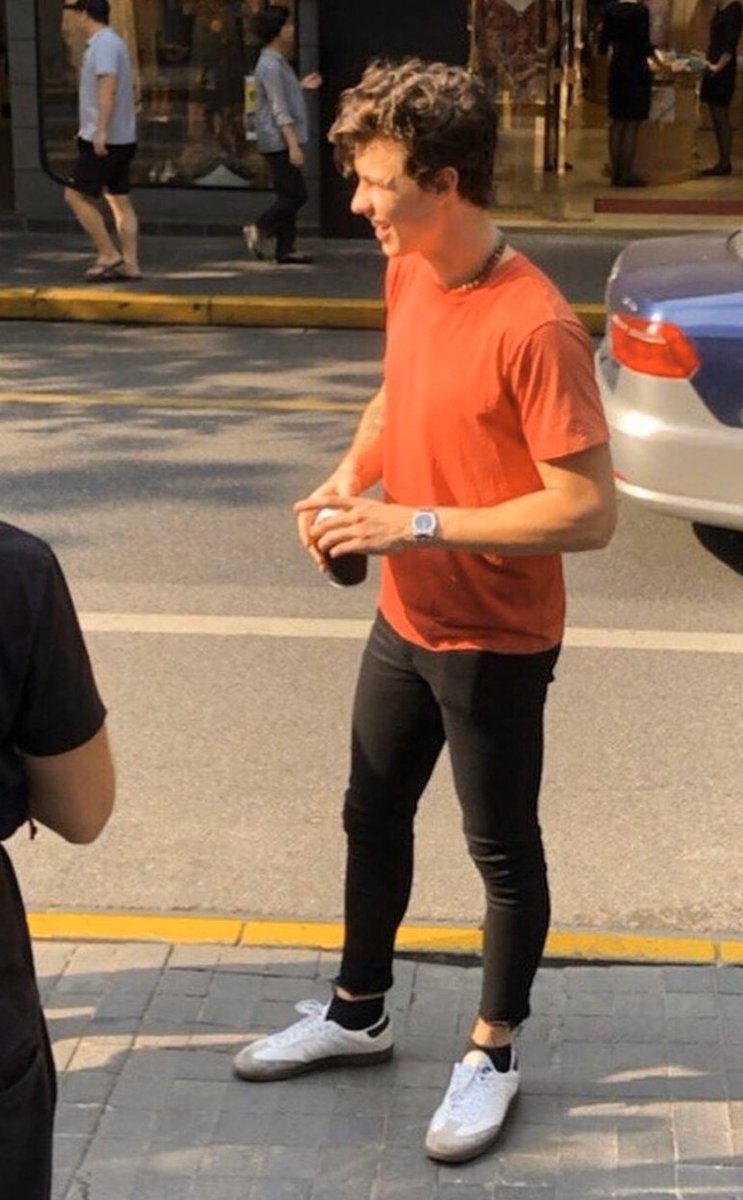 cryforsel's tweet photo. miren lo hermoso que le queda el color de la remera a shawn me muero https://t.co/Z3HzlV6fIp