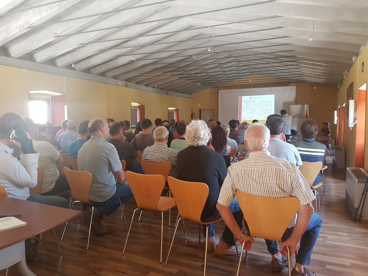Agroassessor's tweet photo. Sala plena al @CCPlaEstany escoltant amb interès @bosch_lluis Tant avui  #Banyoles com la setmana passada #Figueres acompanyem els agricultors i ramaders a qui #assessorem  a la sessió oberta nova normativa #fertilització  @agriculturacat 
#DUNagroassessor https://t.co/0JoeYbKYHA
