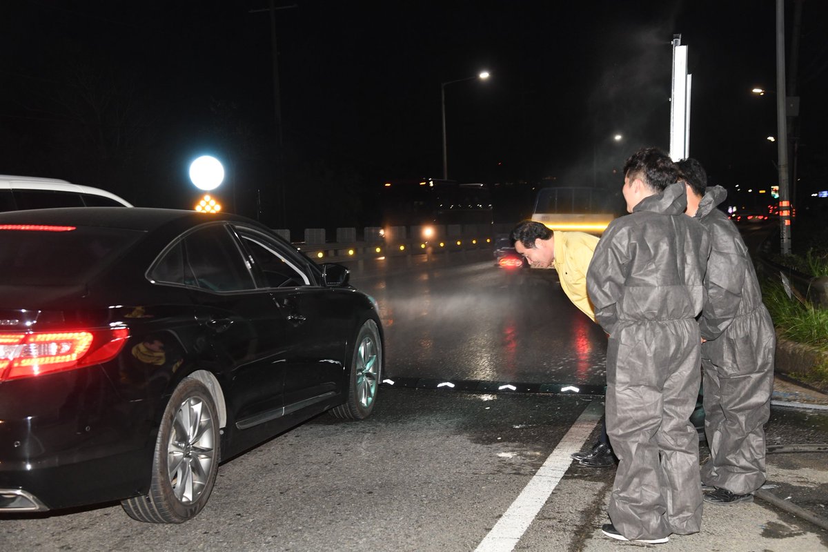 아프리카돼지열병 방역초소 불시방문. 국회 마치고 서둘러 저녁 먹은 뒤 현장으로. 경기도 고양 양돈농장 두 곳과 김포 이동통제초소. 24시간 방역체제 가동. 발병이 심한 강화는 전체 돼지 예방처분 결정. 농가의 협조에 감사드립니다.