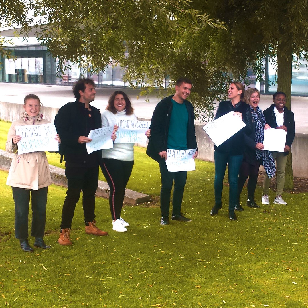 Team EYES <a href="/ErasmusEyes/">Project EYES Erasmus +</a> en meeting européen au Danemark. Yeelen de <a href="/ALEC_Lyon/">ALEC Lyon</a> le coordinateur, Fayida de l'équipe <a href="/VaulxenVelin/">Vaulx-en-Velin de WW</a> Morgane de <a href="/Asso_CIE/">Association Conscience et Impact Ecologique</a> Échanges avec les 5 autres pays sur les leviers pour que les #jeunes gagnent en pouvoir d'agir sur les questions climatiques