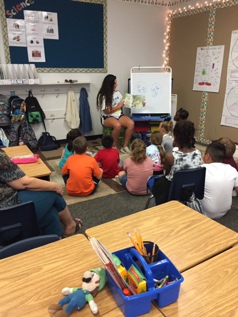 SnookISD's tweet photo. Aggie Athletes sharing the love to read with Second-graders. https://t.co/sNQROtzO3W