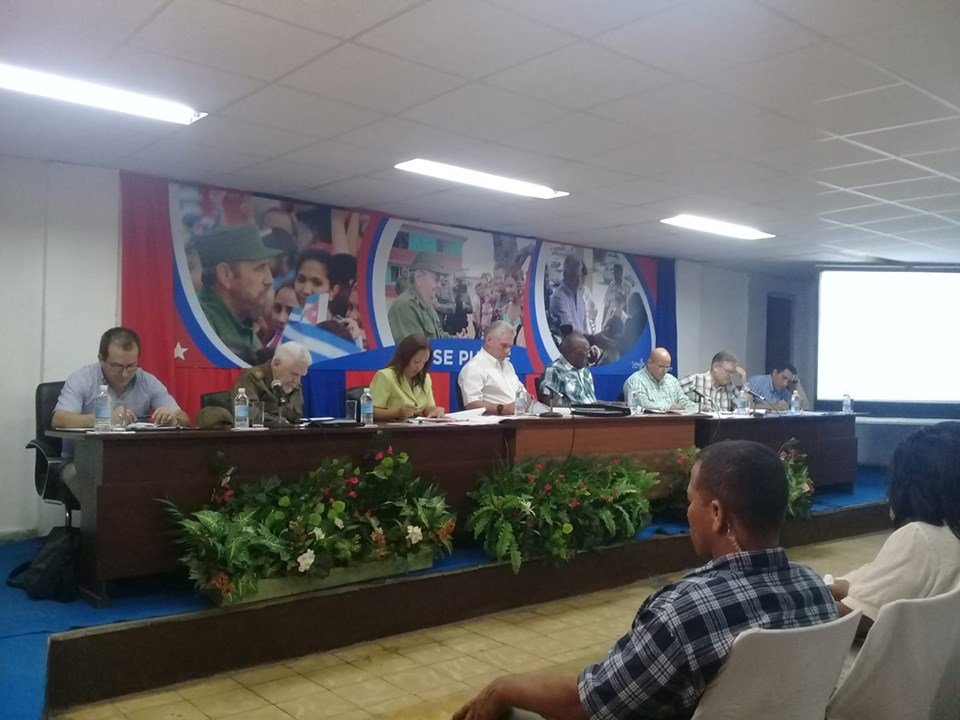El presidente <a href="/DiazCanelB/">Miguel Díaz-Canel Bermúdez</a> está en la #IsladelaJuventud junto a ministros. "Resistiendo, luchando, estamos venciendo", estas fueron sus palabras al iniciar el chequeo de las medidas implementadas ante la situación energética. Así concluye su recorrido por toda #Cuba🇨🇺