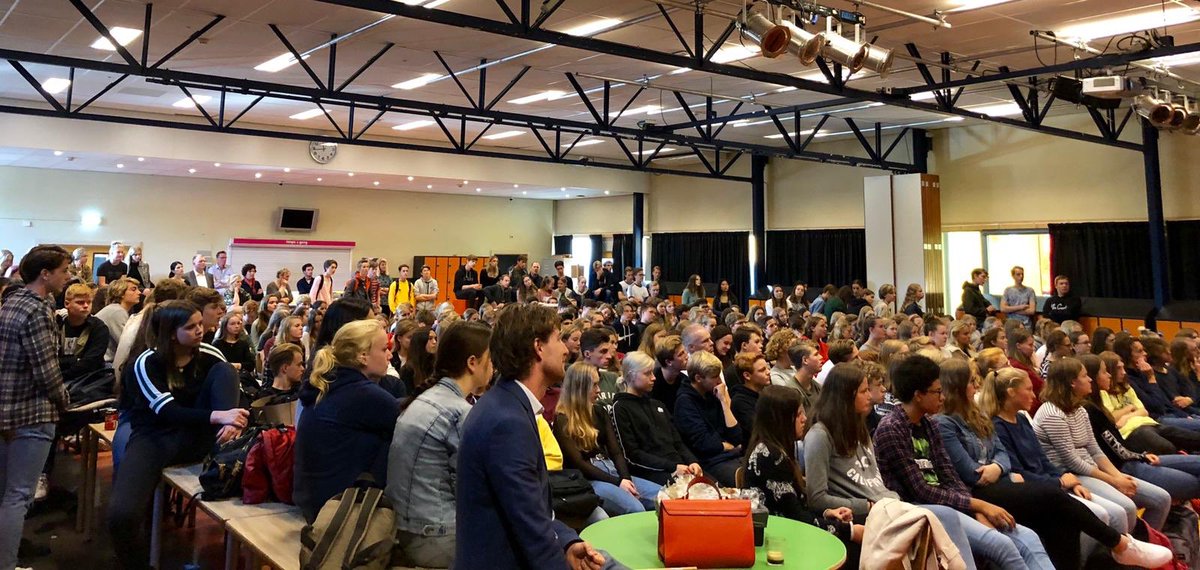FSiteNu's tweet photo. En vanmorgen in Bergen! De hele bovenbouw kreeg een masterclass van @meilivos over #100jaarvrouwenkiesrecht. De gastlessen waren een groot succes vandaag. #Herstory #fsite @AtriaNieuws https://t.co/WuMAN28TRx