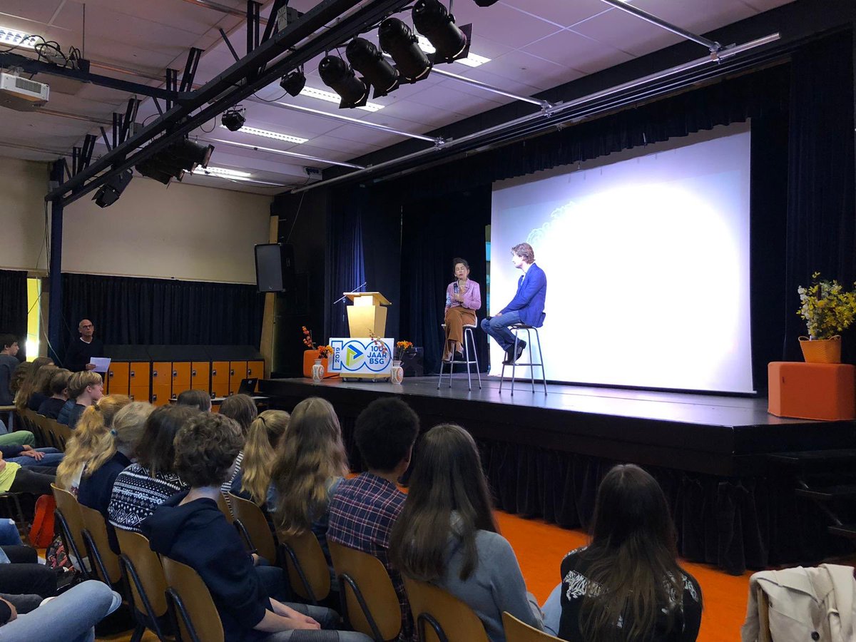 FSiteNu's tweet photo. En vanmorgen in Bergen! De hele bovenbouw kreeg een masterclass van @meilivos over #100jaarvrouwenkiesrecht. De gastlessen waren een groot succes vandaag. #Herstory #fsite @AtriaNieuws https://t.co/WuMAN28TRx