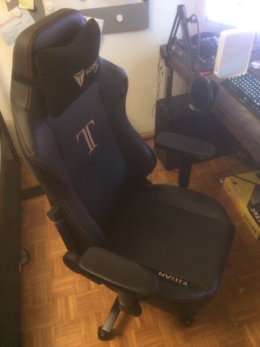 CerealSebi's tweet photo. Ich liebe meinen neuen Stuhl ❤️ #secretlab https://t.co/jD249GEpGx