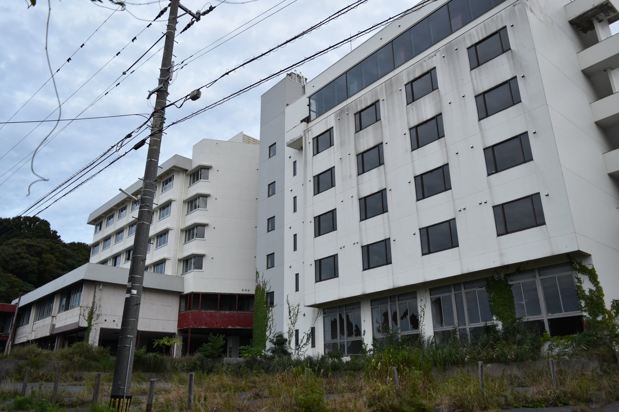 かわうそ 石川心霊スポットツアー 輪島市 海楽荘 00年代頃まで営業していた廃ホテル 6階建ての建物2棟が連なっており 内部は分譲型マンションへのリフォームが進行していたようだが 現在は途中のまま放置されている T Co M1kfia6qbo
