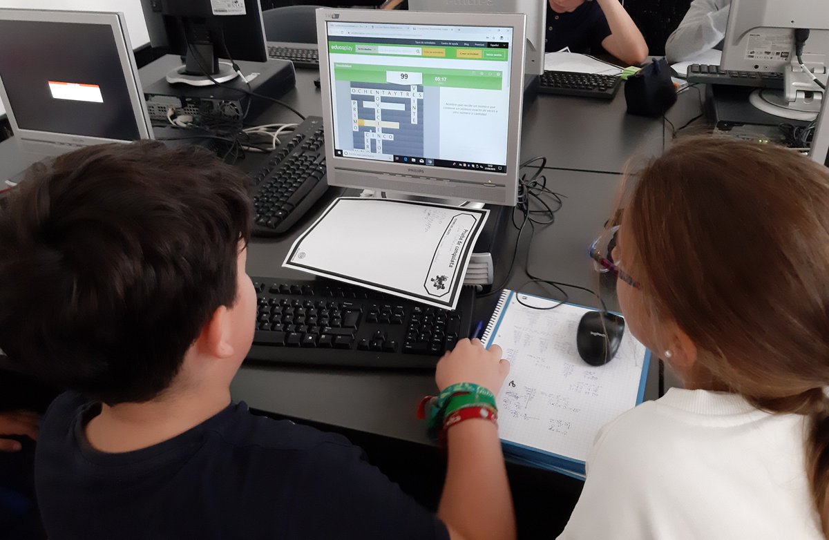 Isabelhdorado's tweet image. Mis alumnos pasando la primera prueba de conquista: &quot;Ciudad Factorizada&quot;. ¡Han conseguido experiencia, oro, gemas y cartas de recompensa! #cooperativo #mathteam #FantasyClass. Os comparto el @genially_es 
bit.ly/2nOZdrm