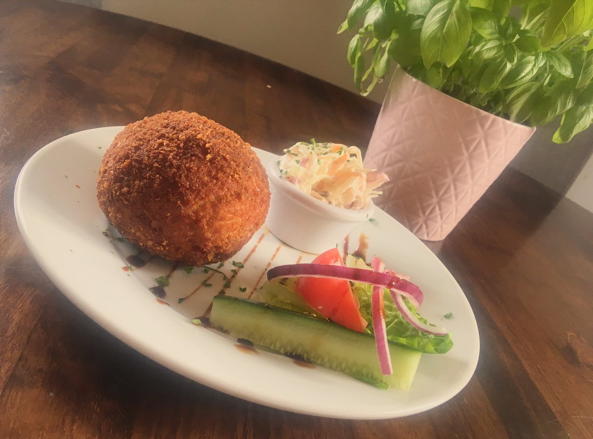 Most popular lunch dish has to be Tom’s Ham hock #scotchegg 🥚💜🤤 #hertfordheath #pubgrub #local #foodgasm