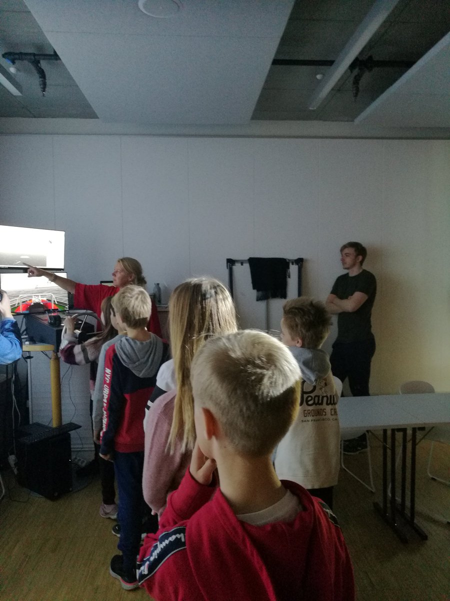 NORDLAB_NordUni's tweet photo. Som en del av #nysgjerrigperdagen og #forskningsdagene har 160 sjetteklassinger i dag fått et lite innblikk i #NORDLAB-konseptet og forskningen på sikkerhet og beredskap ved @Norduniversitet. #simulering #søkogredning #beredskap https://t.co/6wfLQOqF9M