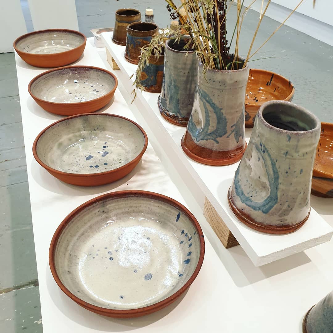 artists_maze's tweet photo. At #alchemybristol exhibition now on at @CentrespaceBS1 you'll find pottery by Meg Beamish who draws inspiration from British studio pottery traditions. Her use of slips &amp; oxides are dynamic &amp; purposeful and are often used to highlight the playful nature of the creative process https://t.co/EFGzc7DDiF