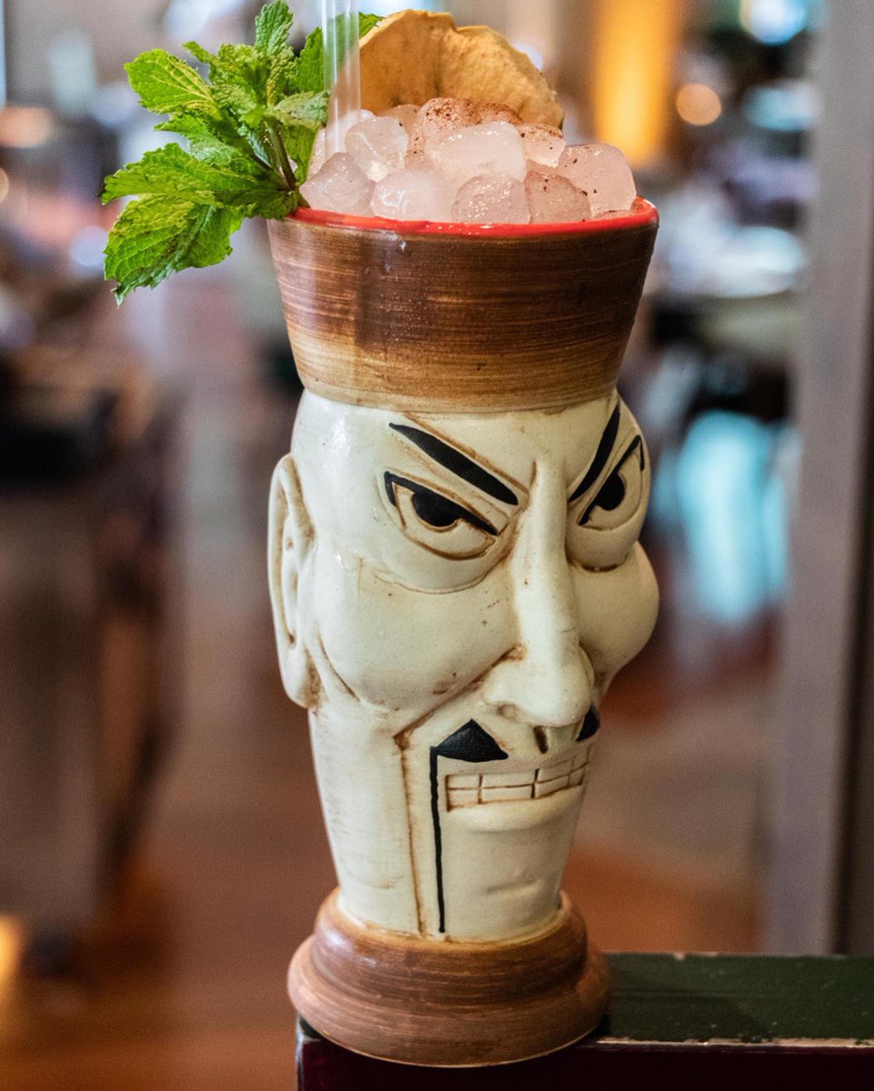 🐲 SOY UN MOVIMIENTO: Ron Brugal extraviejo, ron Zacapa23, fruta de la pasión, zumo de lima, orgeat de tamarindo y amaretto disaronno infusionado con croissants 🐲 #cócteles #cóctelesdeautor #creaciones #tikitiki #umo #cocinalíquida