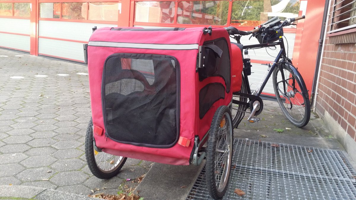 Res_Dreamwalker's tweet photo. Mit Anhänger ist es ein wenig schwerer auf Tempo zu kommen wenn der Pieper von der #Feuerwehr geht. #ehrenamtistehrensache #24sieben #fahrradalltag #onelesscar #mdrza https://t.co/uaH0jWurA4