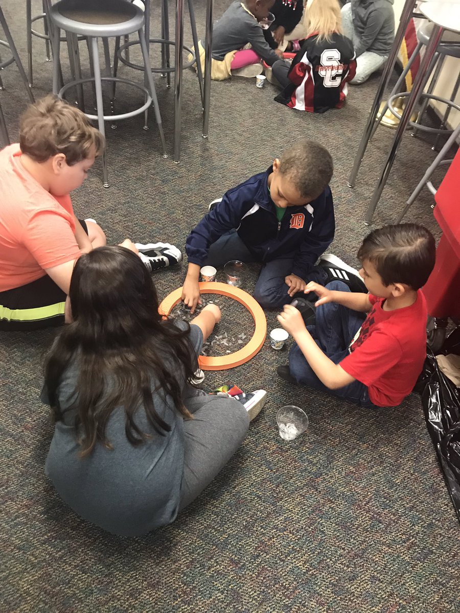 TeachyThomas's tweet photo. First grade testing different bird beaks to gather food in STEM @swartz_creek @SyringDragons @thequeen526 https://t.co/8nk5uCfZGu