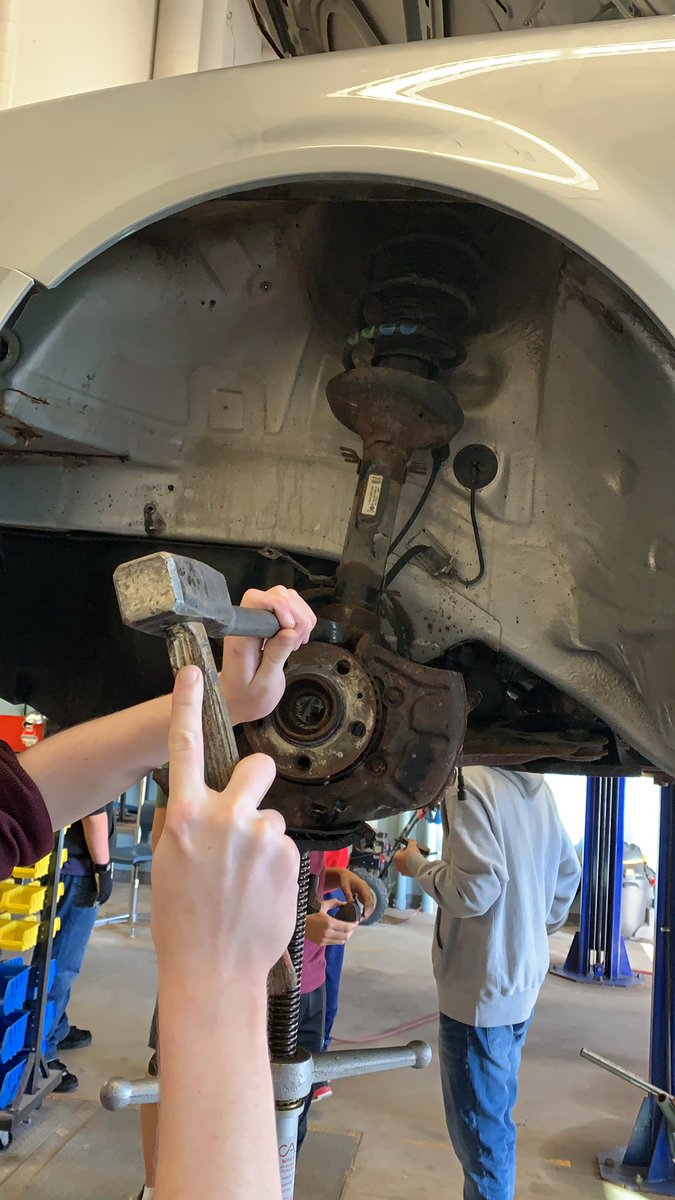 TechEdBlakely's tweet image. Students wrapping up suspension fundamentals week taking out taking, apart and re installing front struts on donated cars.  #sfxtech #ocsb