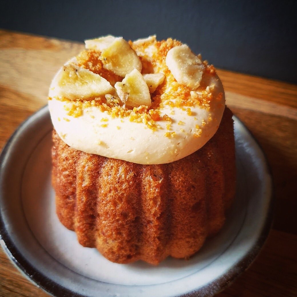 Banana cake, banana jam, &amp; peanut butter icing #friYAY 🍌🥜❤️