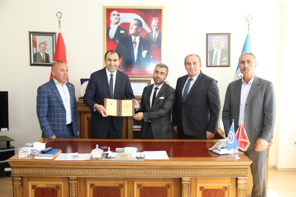 Başkanımız İsmail Say, Van Esnaf ve Sanatkarlar Odası Başkanı İsa Berge ve yönetimini ziyaret ederek, yatırım ve hizmetlerle ilgili fikir alışverişinde bulundu.