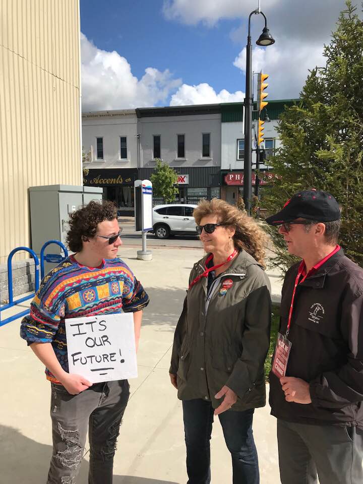 ProfAllan's tweet photo. We must listen to these voices. Glad that members of my campaign were able to participate in both Huron-Bruce climate strike events yesterday - in Port Elgin and in Kincardine. We will also be joining today's climate strike on the square in Goderich. #ClimateStrike #chooseforward https://t.co/F1xOgwtRvS