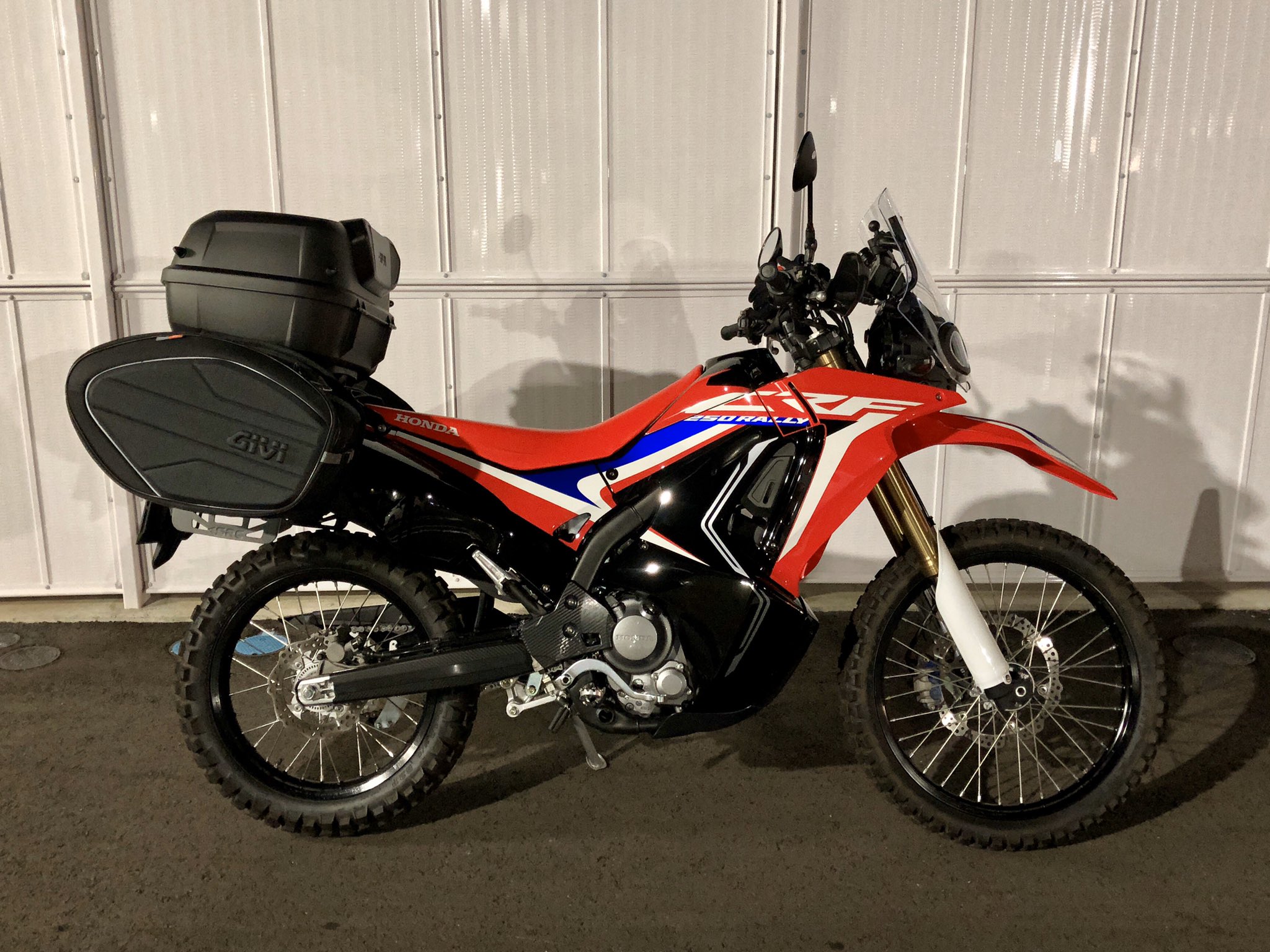 Foxfoto Honda Crf250ラリー 購入前から計画してた Givi のea100bを装着してのトリプルバッグ トリプルボックス 化が完成 やっぱり箱が３つ付くと一気に旅バイク感が出て良い感じ コレをするために面倒臭い思いをしつつも キャリアは Src のトップ