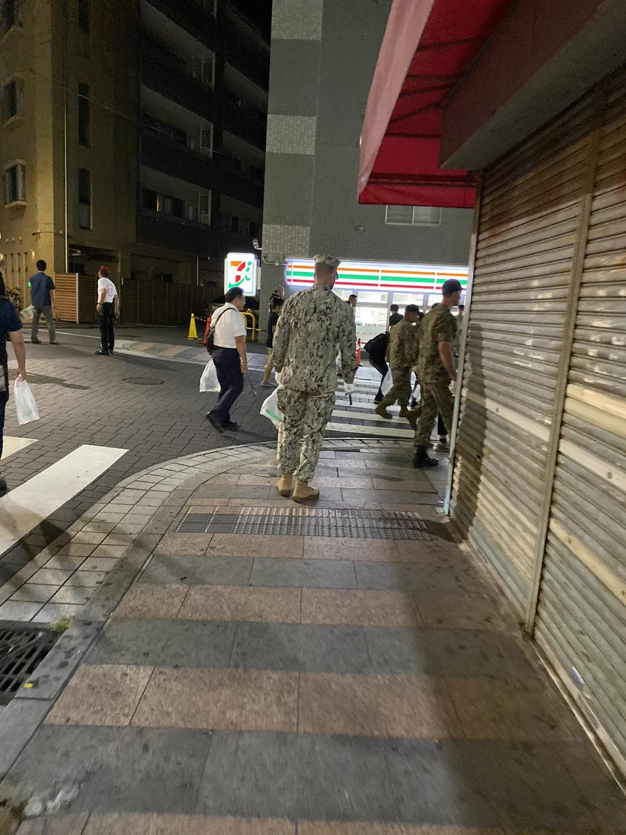横須賀では、ゴミ拾いをアメリカ兵がしているｗｗ