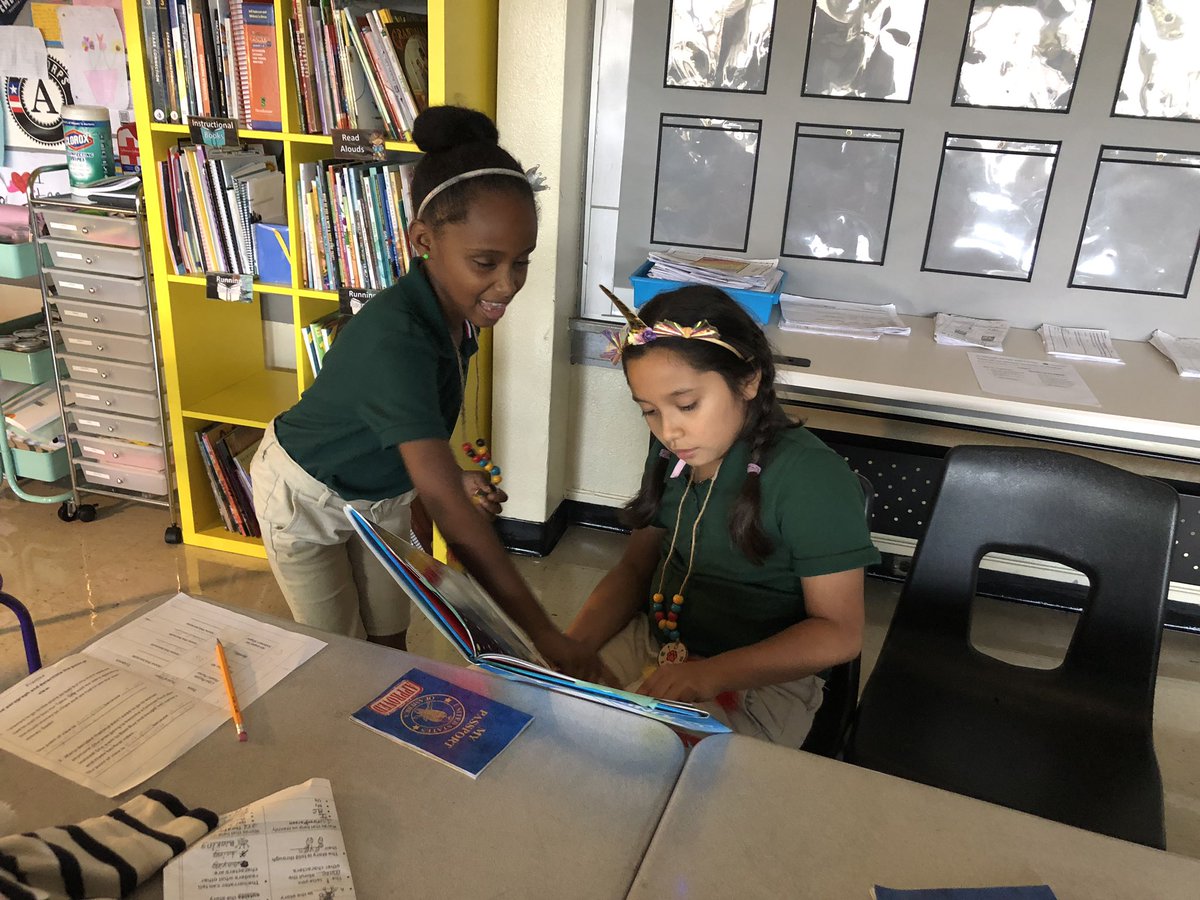msmtzteaches's tweet photo. My third graders loving their interactive Point of View lesson yesterday! Thanks to my partner teacher who helped me plan this lesson! @vivi_lopez4   #thirdgraderocks #readersareleaders https://t.co/BVog8B8IFN