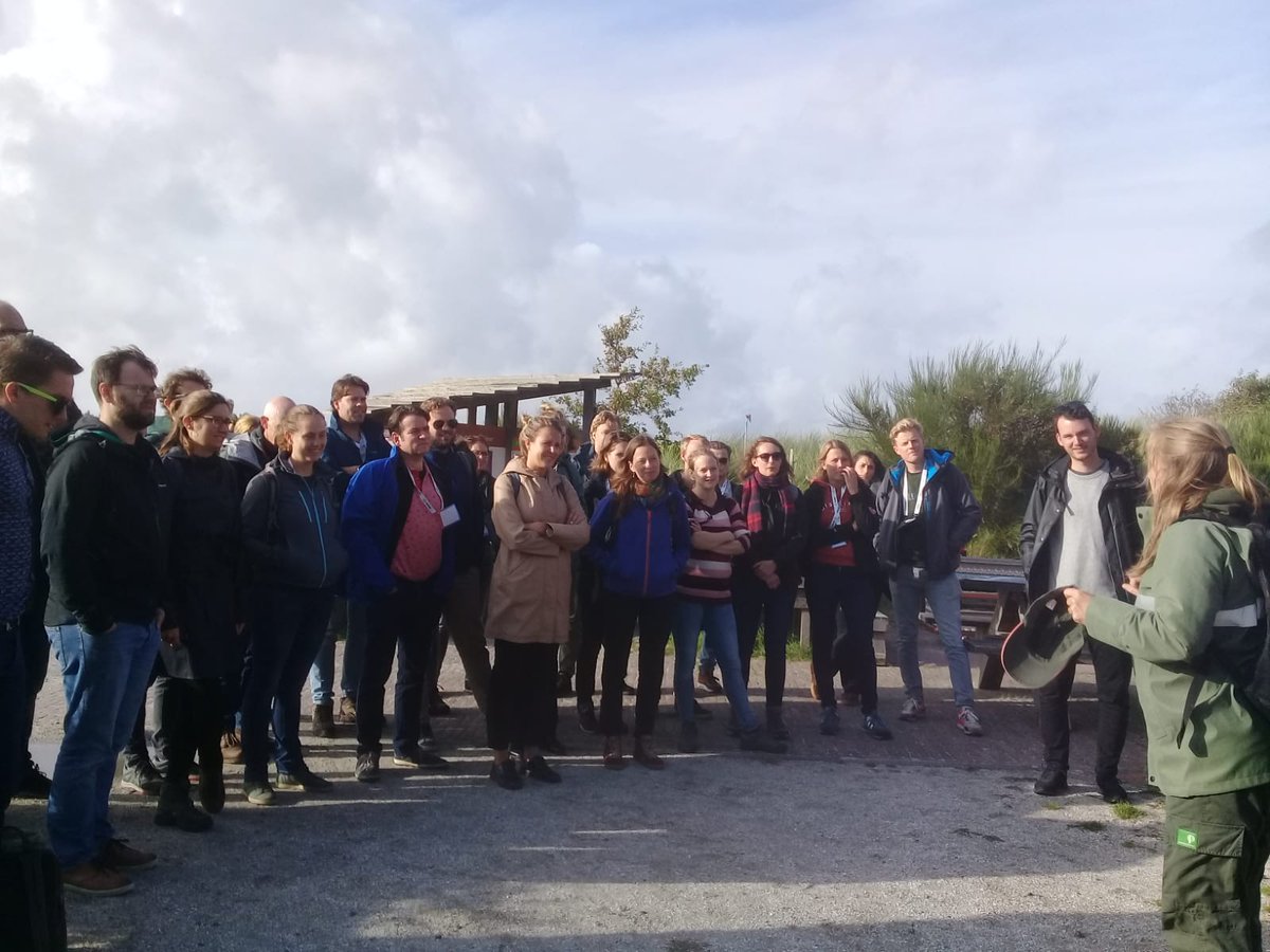 SpringtijNL's tweet photo. De boswachter laat je zien, ruiken en proeven welke eetbare planten er te vinden zijn. Laat je geestelijk en lichamelijk voeden door de aarde. @staatsbosbeheer  #springtij #tijdvoorontspanning #excursies #wildplukken https://t.co/nTXpib3TCr