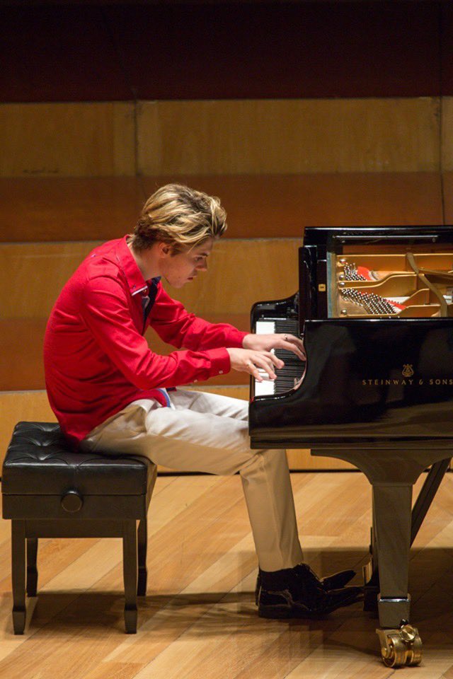 AuditorioZGZ's tweet photo. 🎹🎼El pianista Michael Andreas, ofreció un bonito y especial recital el pasado 23 de septiembre en el @Auditoriozgz .📸🎥Reanudando el Ciclo de Grandes Solistas Pilar Bayona la Sala Mozart fue testigo de sus jóvenes y portentosas manos.#ZgzesCultura #Venaluditorio #Piano https://t.co/075FGMMqk9