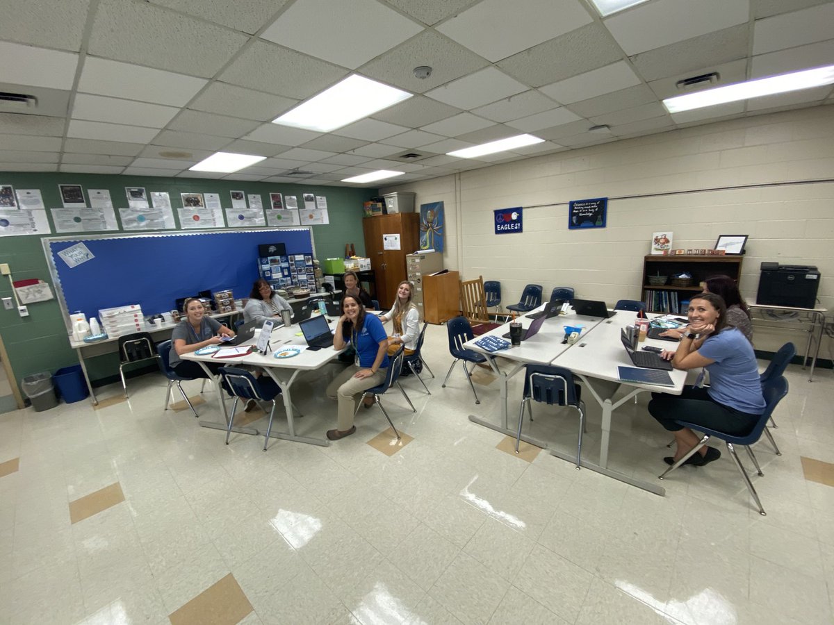 mizjaxsun's tweet photo. Heyyy Science Tweeters! Welcome to Twitter! #thestjamesway #SJMSsharks https://t.co/ss1hQseXKc
