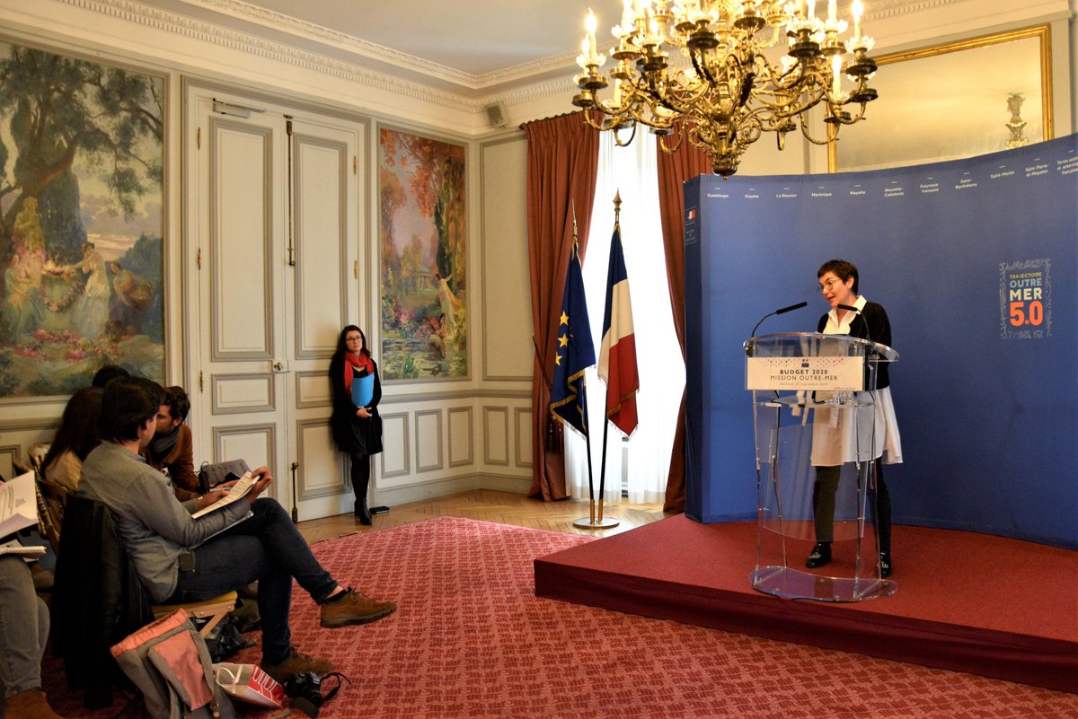 AnnickGirardin's tweet photo. Présentation du budget 2020 du ministère des #outremer qui contribuera à l'amélioration des conditions de vie des ultramarins conformément aux engagements inscrits dans le #Livrebleu des #AssisesOM. https://t.co/zg97om66Kp