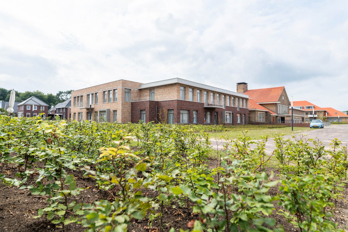 ARCOMBV's tweet photo. In Ede is gebouw 16 van de Elias Beeckman Kazerne getransformeerd naar Huize De Compagnie @compartijn. Het voormalige keuken- en messgebouw is nu een woonzorggebouw voor 42 ouderen, die niet meer zelfstandig kunnen wonen.
#zorg #architectuur
https://t.co/weetfMmvWV https://t.co/0GDRLJFM3n