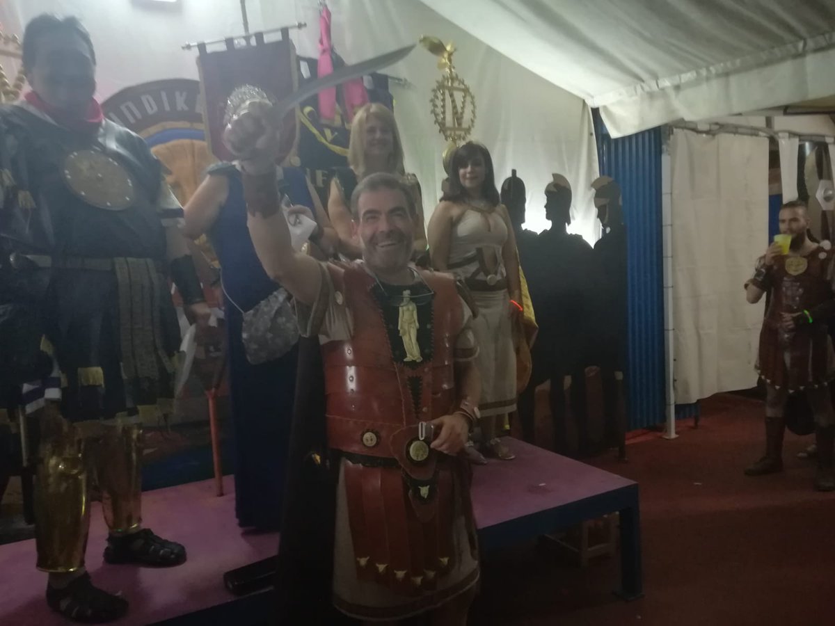 Indiketes_CYR's tweet photo. Durante el acto de las Quintinalias en honor a Quinto Trebelio, la legión condecoró a algunos festeros por su participación y su colaboración #CyR2019 #Cartagena #Indiketes #LegioIV #QuintoTrebelio #EspirituGuerrero https://t.co/FW1H0d22tS