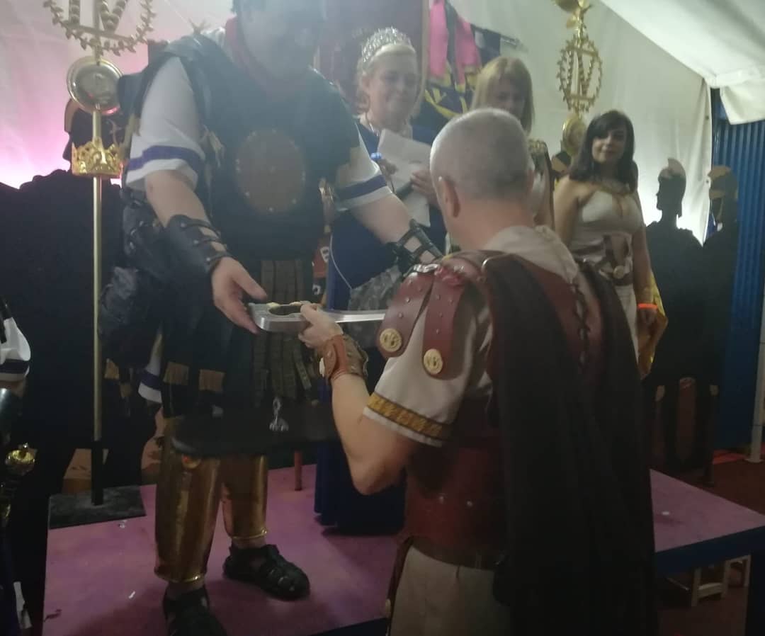 Indiketes_CYR's tweet photo. Durante el acto de las Quintinalias en honor a Quinto Trebelio, la legión condecoró a algunos festeros por su participación y su colaboración #CyR2019 #Cartagena #Indiketes #LegioIV #QuintoTrebelio #EspirituGuerrero https://t.co/FW1H0d22tS