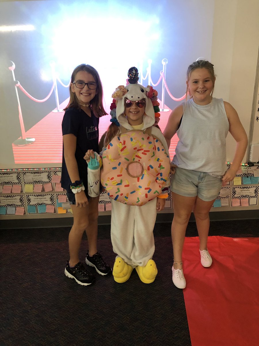 soe4thgrade's tweet photo. Adjective Runway Show!!!
Our 4th graders had top notch descriptive paragraphs. @SOES_Express https://t.co/NMFFPO7YnY